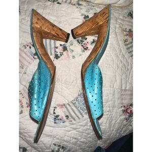 VINTAGE MADE IN ITALY FOR NEIMAN MARCUS TURQUOISE PERFORATED LEATHER HEELS 9S